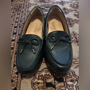 Vionic women’s black leather loafers size 7.5 excellent condition driving shoe